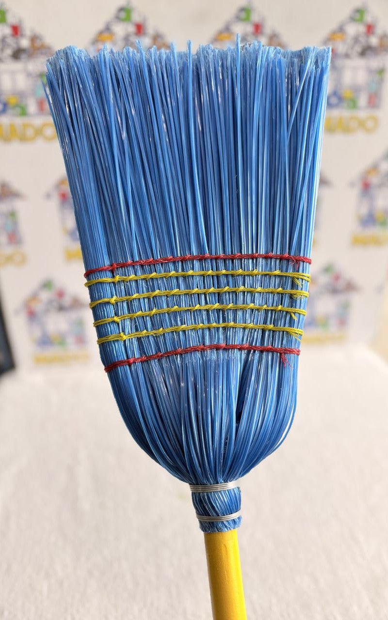 ESCOBA C/6 HILOS DE PLASTICO