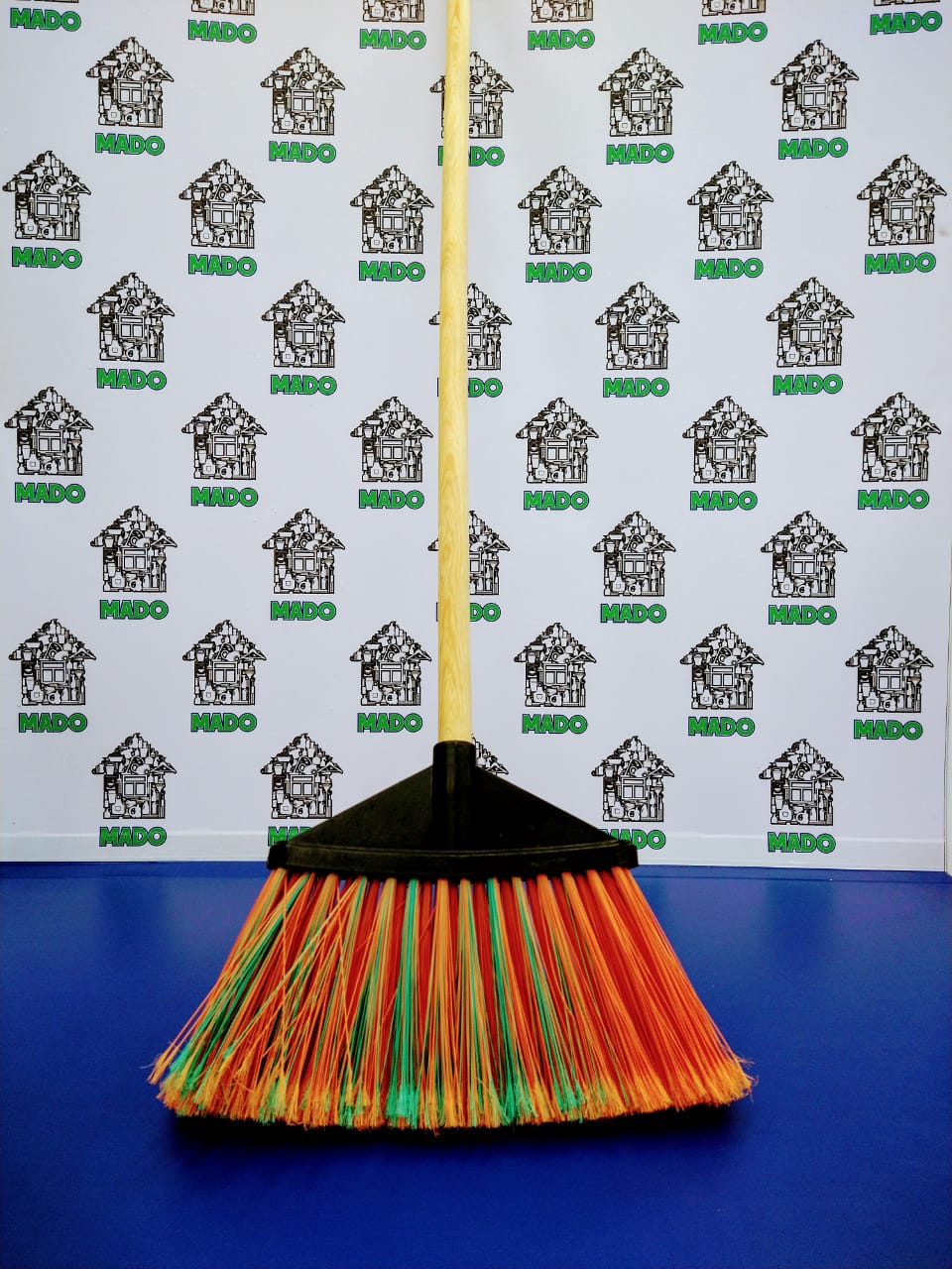 ESCOBA PLASTICA GRANDE PZ